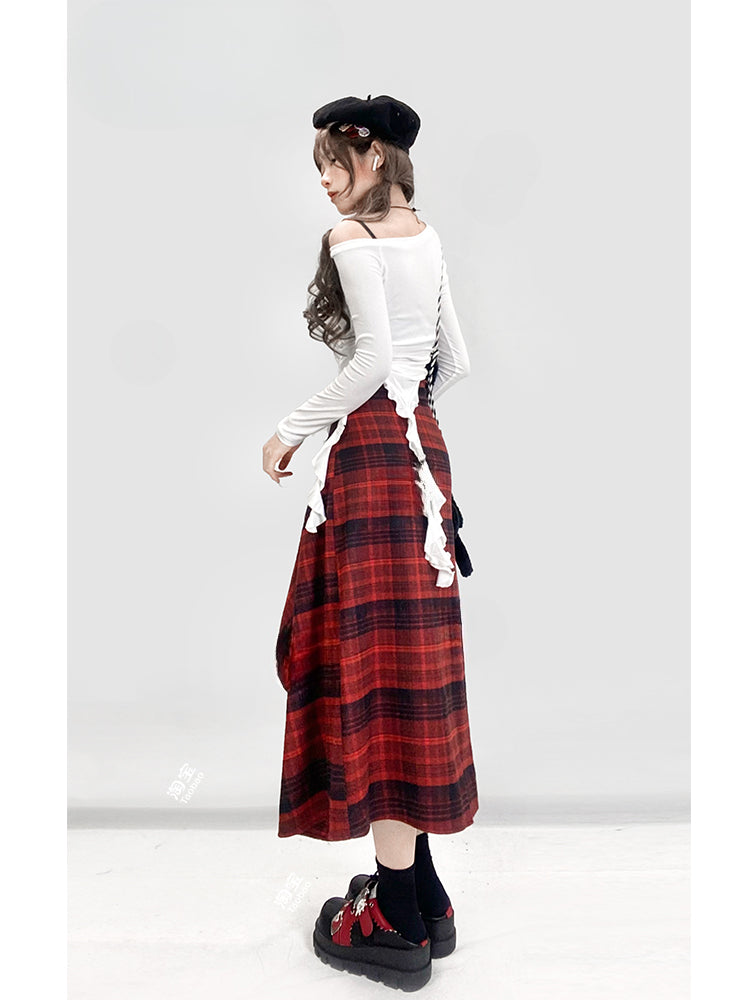 Weißes, schmal geschnittenes Top mit asymmetrischem Saum