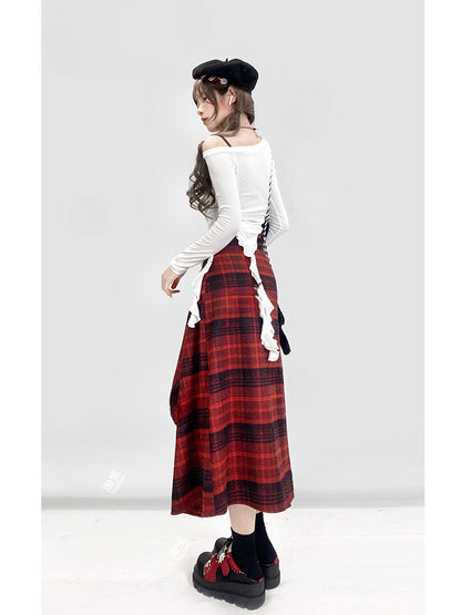 Weißes, schmal geschnittenes Top mit asymmetrischem Saum