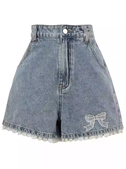 Blaue Jeansshorts mit Schleifenstickerei an den Bündchen und Spitzenbesatz
