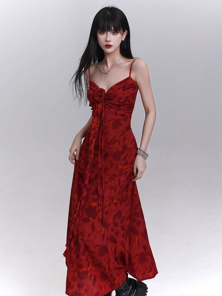 レッドのスウィートハートネックライン、カスケーディングフリル、フローラルキャミドレス