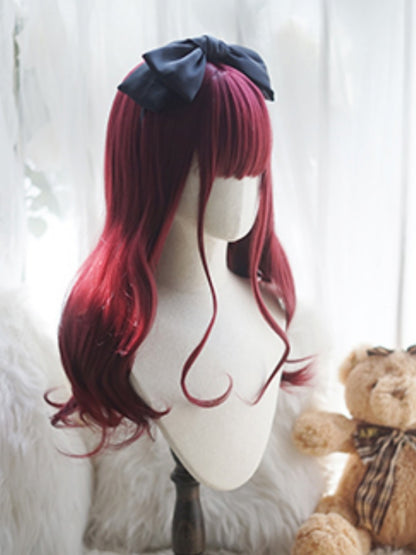 Weinrote, lange, gewellte Perücke mit vollem Pony