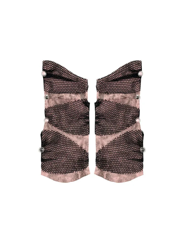 袖はブラックパンクレッグパッチデニムとピンクメッシュ