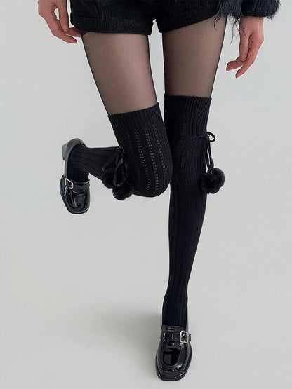 Bas côtelés à pompons et lacets jusqu'à la cuisse