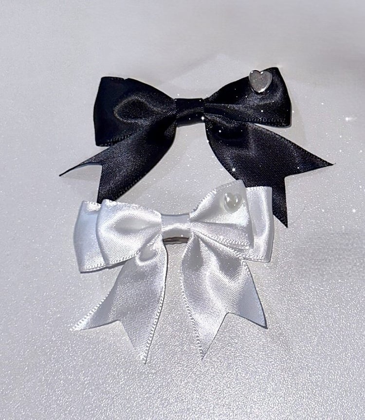 2-Color Bow Hairclip with Heart Decoration - IVONA boutique