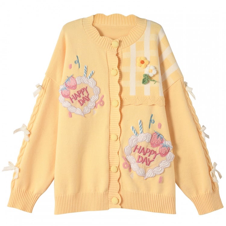 かわいい黄色のニットカーディガン 花柄のアクセント クリーミーな夢のストロベリーケーキの刺繍