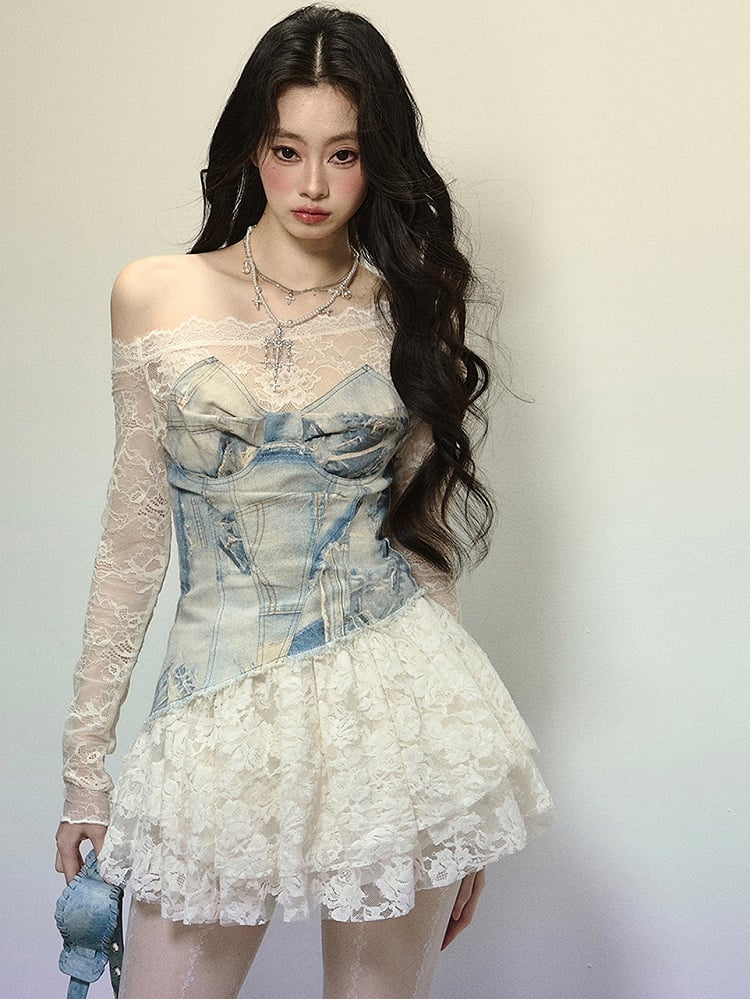 Blaues Minikleid aus Denim mit Patchwork-Spitze und asymmetrischem Ausschnitt