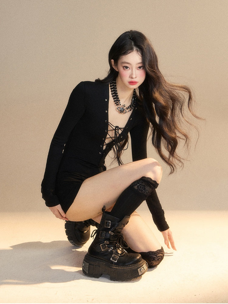 フロントディテールのレースアップジャンプスーツ。ブラックのプランジネックライン。スリムフィット。