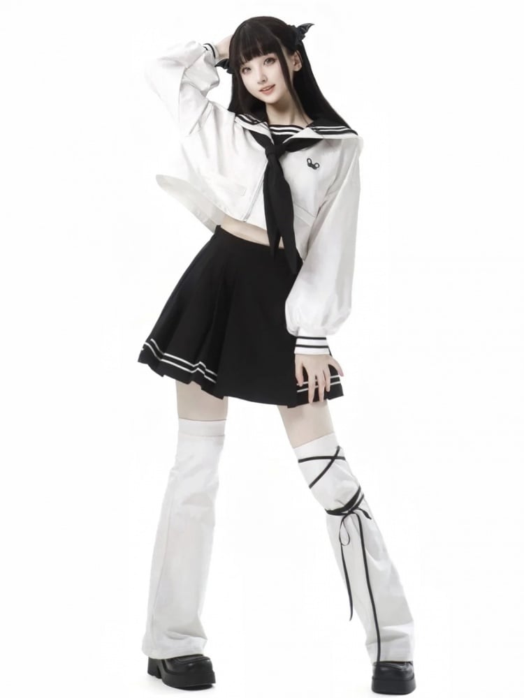 Weißes, kurz geschnittenes Sweatshirt mit Matrosenkragen und adrettem, besticktem Reißverschluss