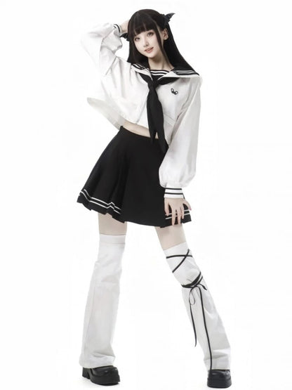 Weißes, kurz geschnittenes Sweatshirt mit Matrosenkragen und adrettem, besticktem Reißverschluss