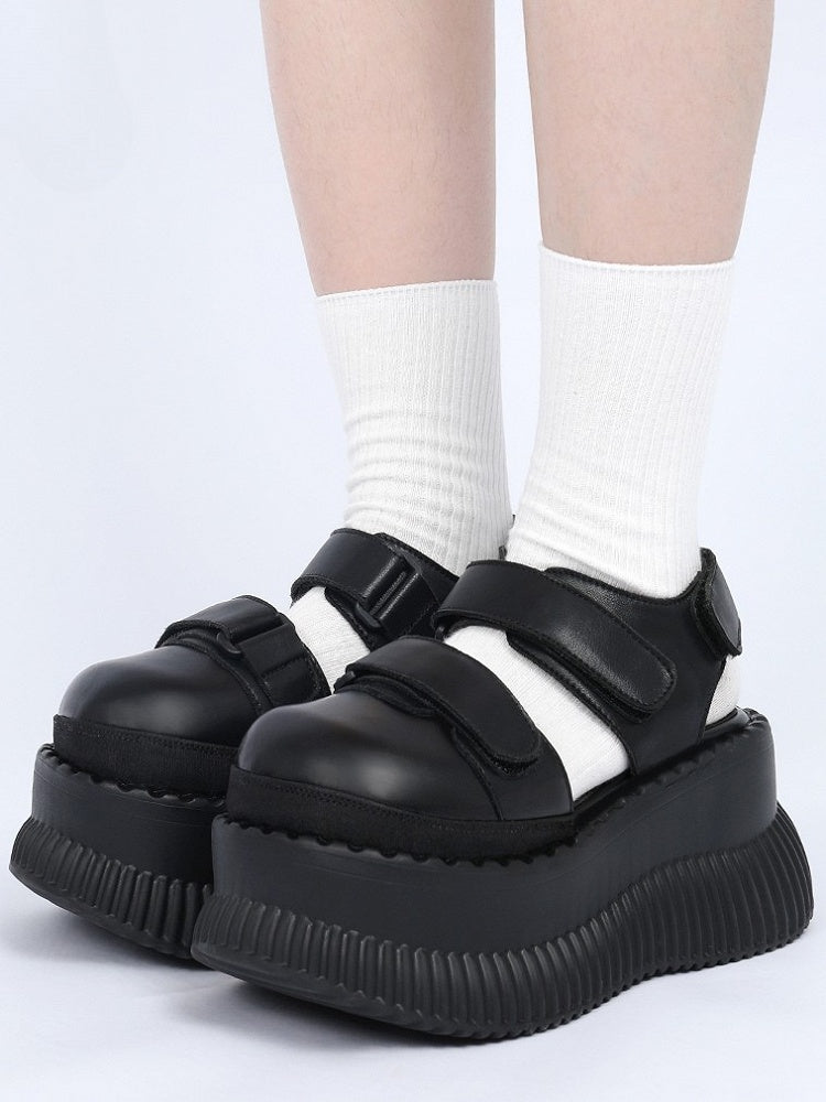 - Plateau-Riemenverschlüsse mit Slingback-Sandalen mit schwarzem Klettverschluss