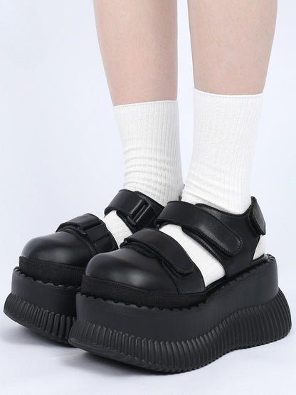 - Plateau-Riemenverschlüsse mit Slingback-Sandalen mit schwarzem Klettverschluss