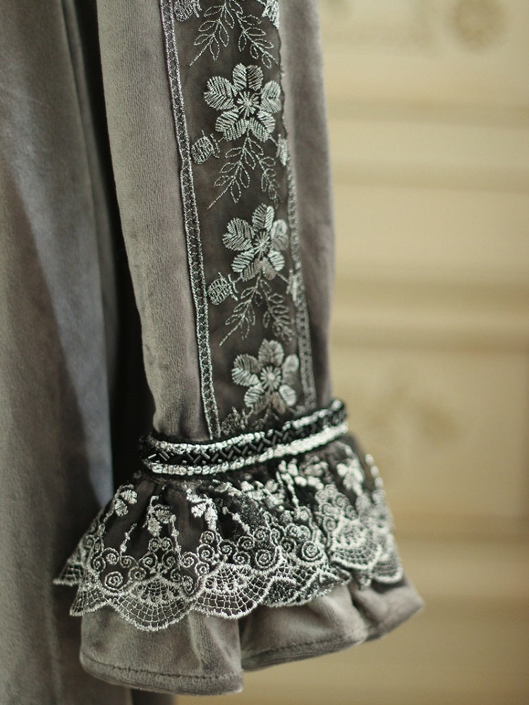 グレーのエンパイアウエスト、エレガントなロリータスクエアネックライン、ジュリエットスリーブ、ベルベットドレス