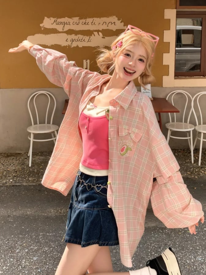 ピンクのグアバアップリケ付きセルフタイホルターネックトップフェイクツーピース