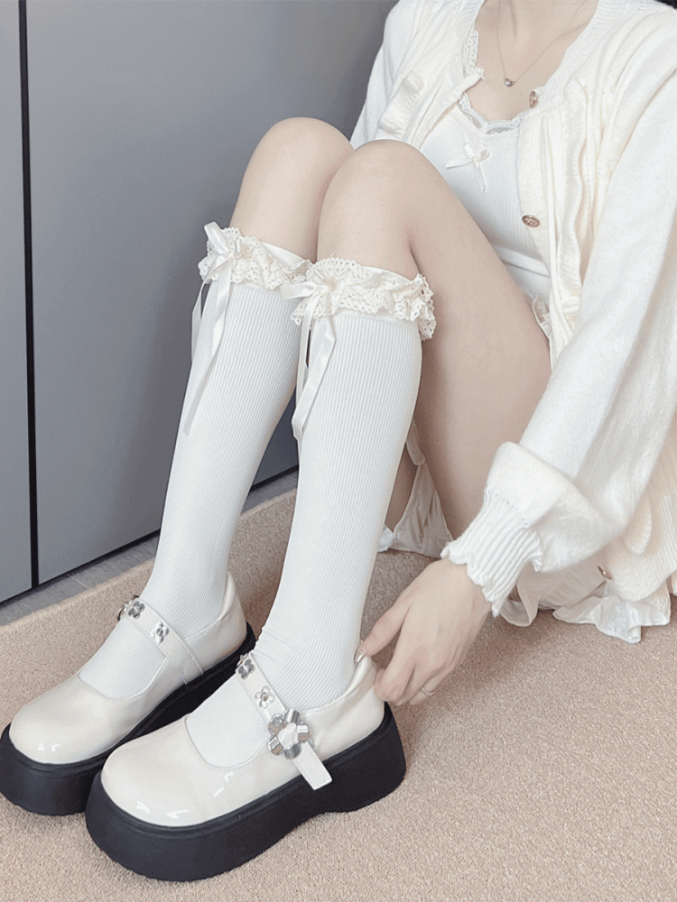 オフホワイトのスイートな蝶結びレーストリムの膝下ストッキング
