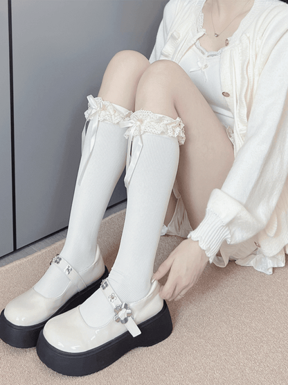 オフホワイトのスイートな蝶結びレーストリムの膝下ストッキング