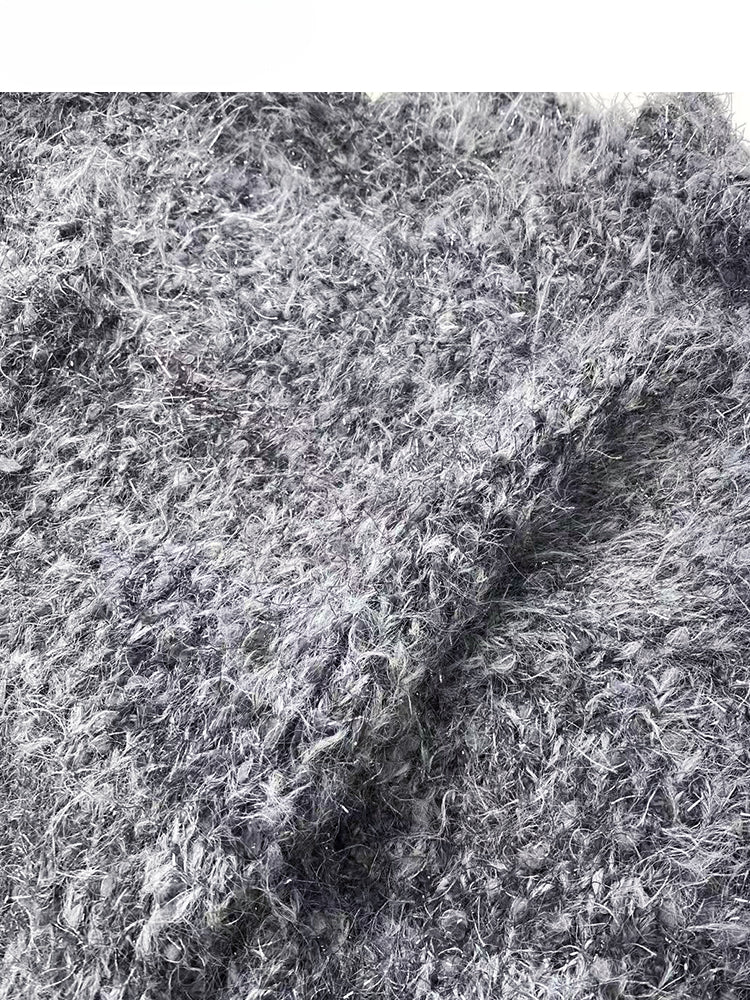 Grauer Strickpullover mit V-Ausschnitt und Schal