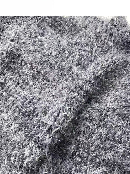 Grauer Strickpullover mit V-Ausschnitt und Schal