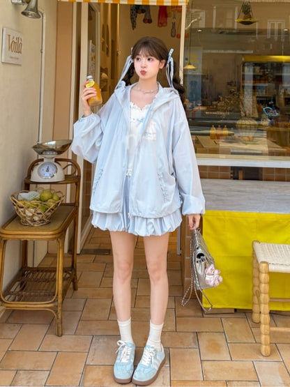 リボン結びのブルーコントラストホワイトフリルレーストリムのスイートノースリーブトップス