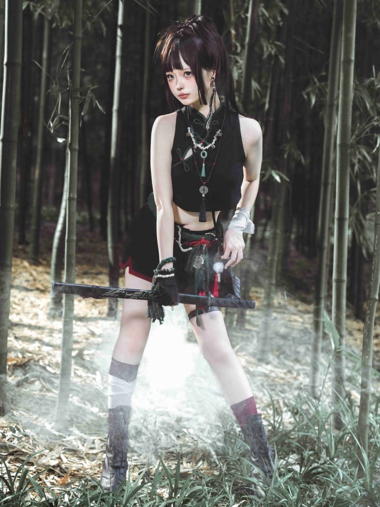 Schwarze Shorts mit niedriger Taille und roten Bündchen