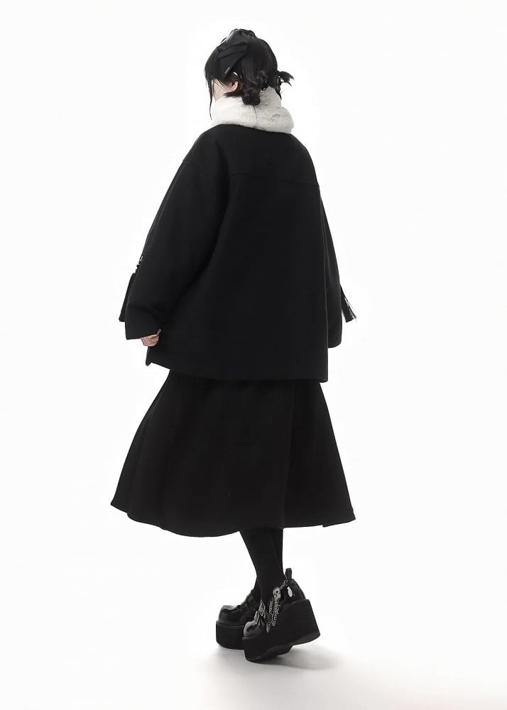 フェイクファーカラーのパンダ柄ブラックコート