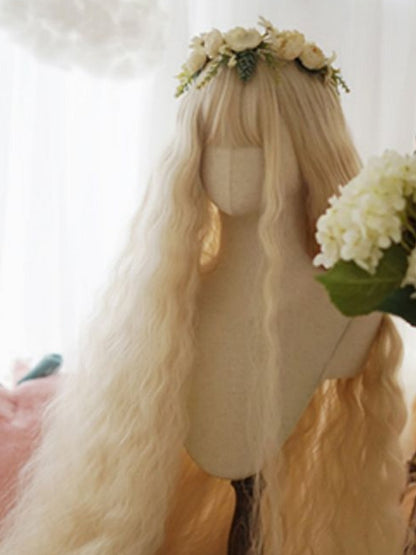 Hellblonde lange lockige Perücke mit vollem Pony