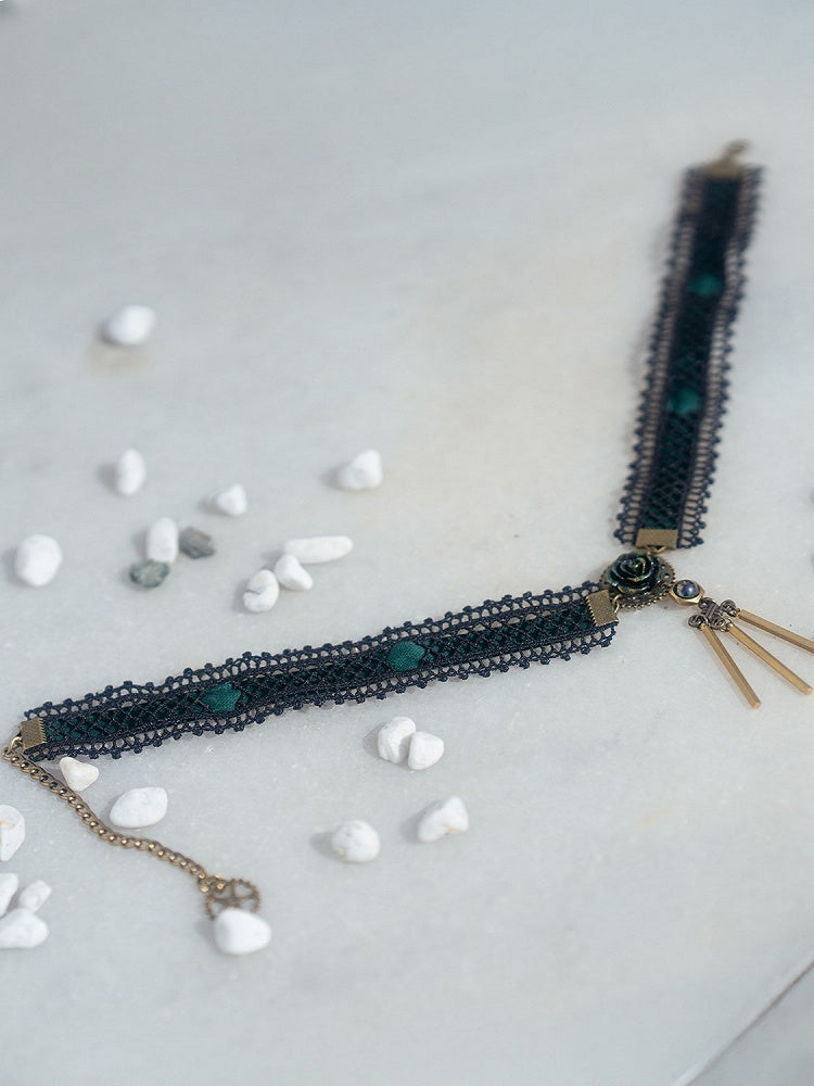 黒とダークグリーンのタッセル付きチョーカーレーススチームパンク