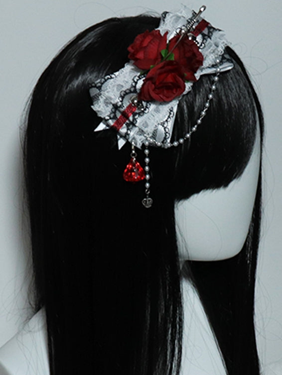 Rot-Weiße Rosette, Schwert, Haarspange, Schleife, Spitzenverzierung und Skelett-Charme mit Perlen