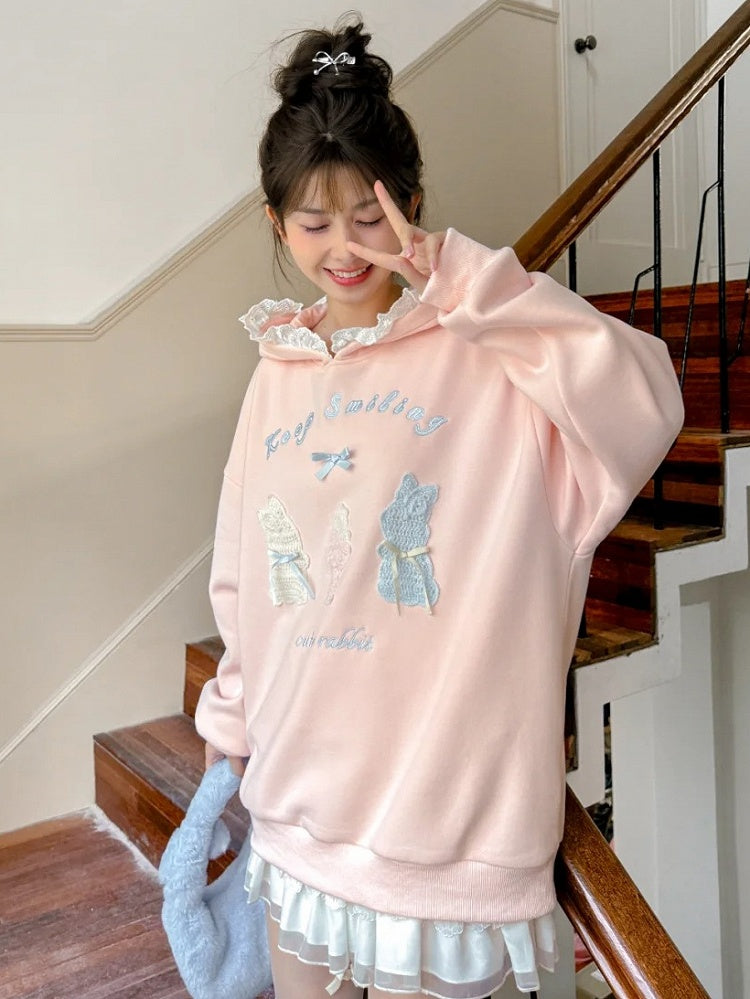 Rosafarbener, süßer Kapuzenpullover mit gehäkelten Häschendetails und Fleecefutter