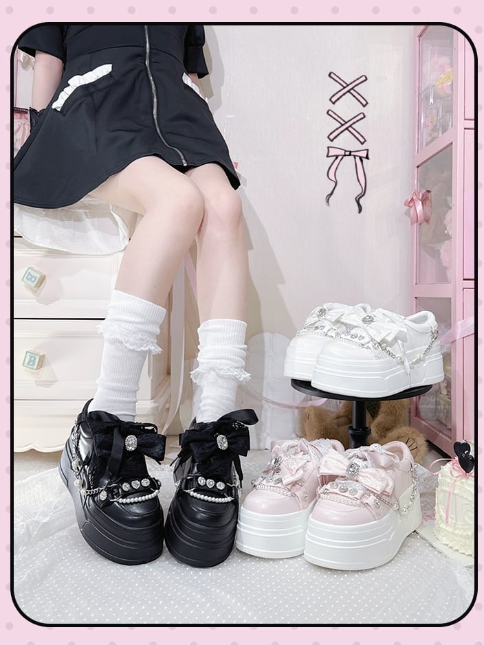 Plateau-Schleife, Jirai-Oberteil, Kettendetail, Strasssteine, klobige Sneakers, weiße Kei-Perlen