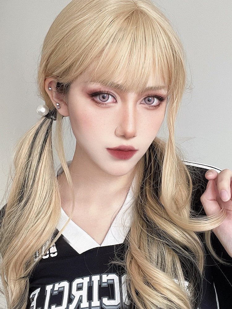 長さのあるウィッグとウェーブのかかった前髪、ブロンドのエアハイライト、ブラック 65CM