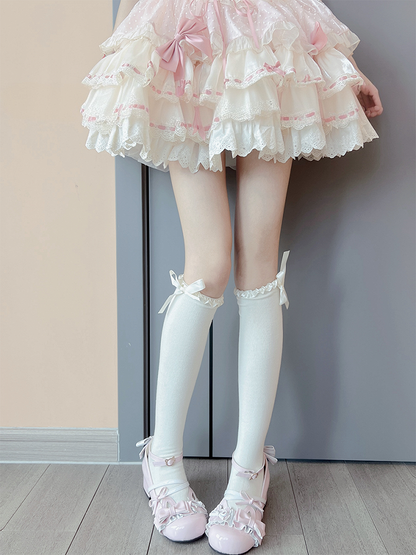 Milchweiße, süße Unterknee-Strümpfe mit Rüschenbündchen und Schleife