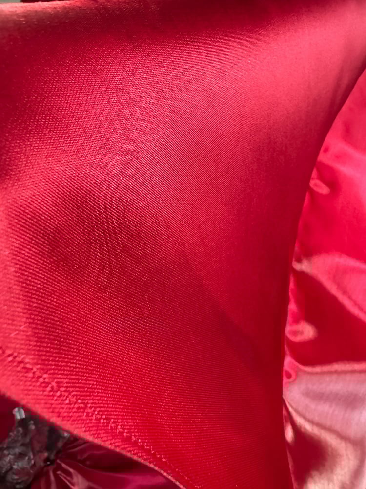 Rotes Weihnachts-Glanzkleid mit Schleife am Mieder, Heimkehrkleid