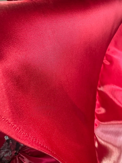 Rotes Weihnachts-Glanzkleid mit Schleife am Mieder, Heimkehrkleid