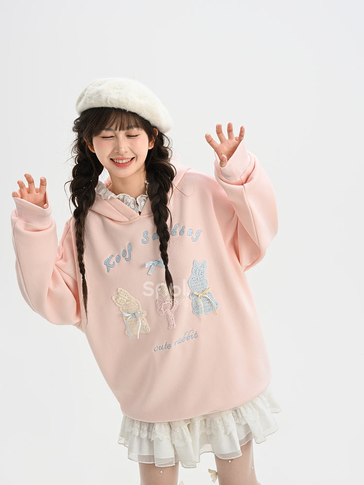 Rosafarbener, süßer Kapuzenpullover mit gehäkelten Häschendetails und Fleecefutter