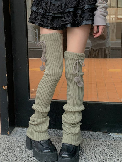 Gestrickte Beinwärmer mit Pompons in Weiß/Beige/Hellgrau/Schwarz