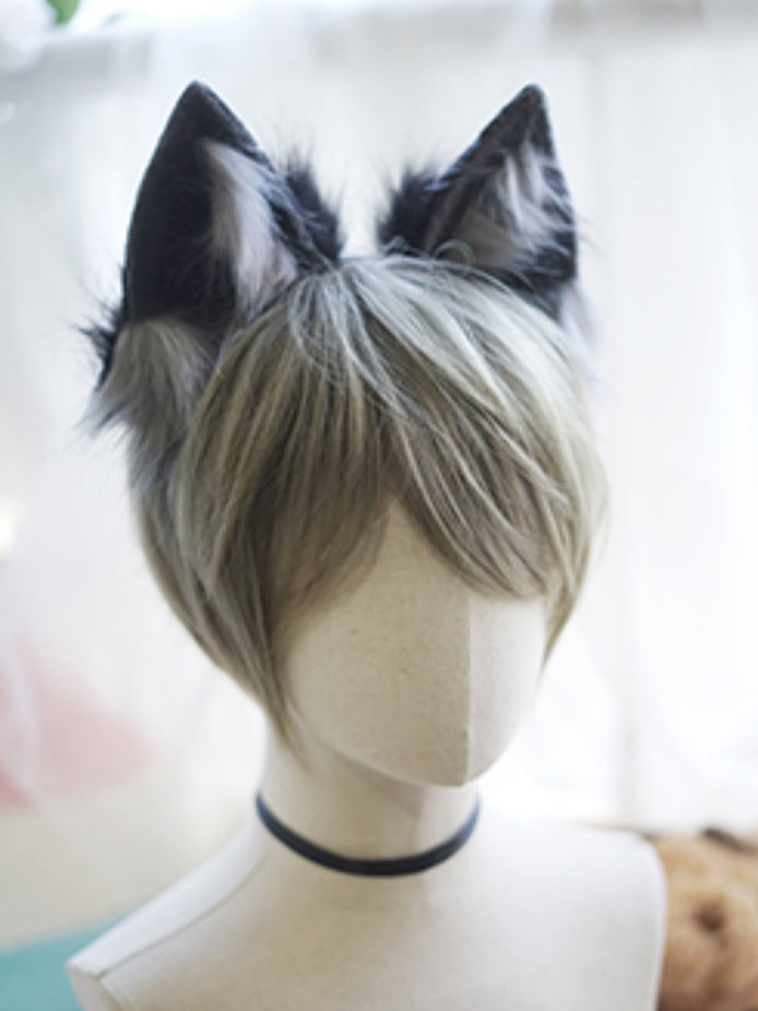 灰緑色のショートストレートウィッグ（前髪あり）