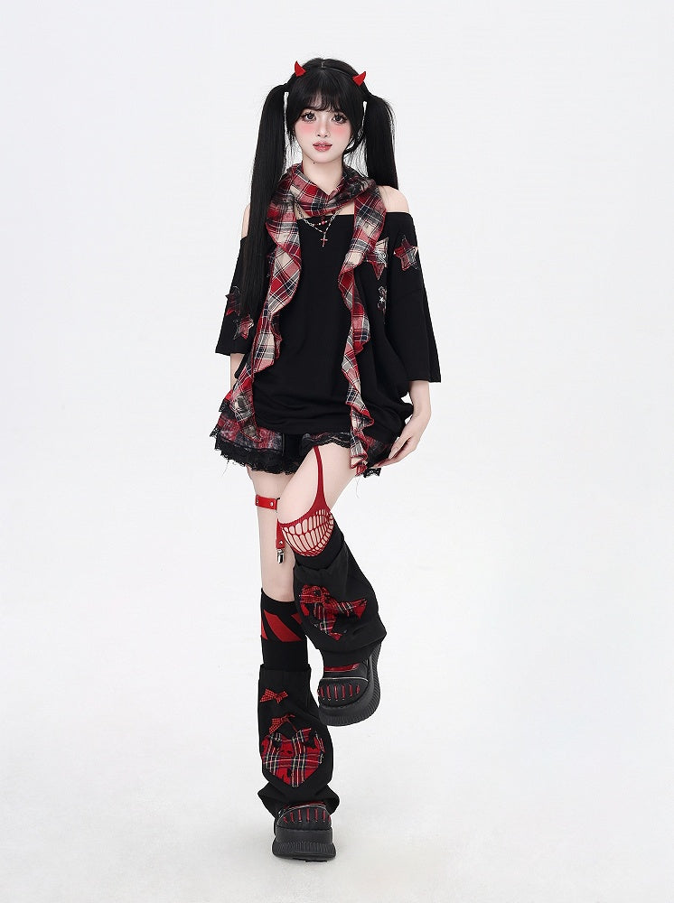 Glamouröser Schal-Ausschnitt mit T-Shirt, rot kariert, Stern-Applikationen, schwarz, asymmetrisch