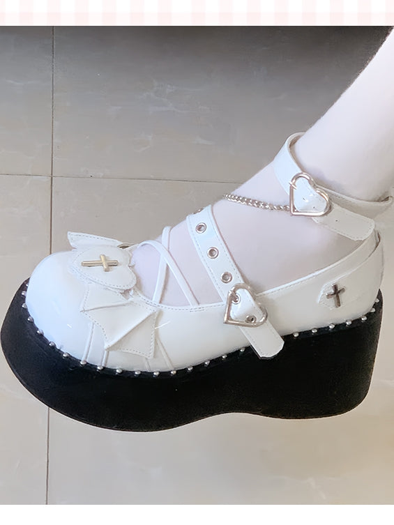 Y2K-Plateaus mit weißen Kreuzdetails, Lederakzente auf PU mit Herzflügeln