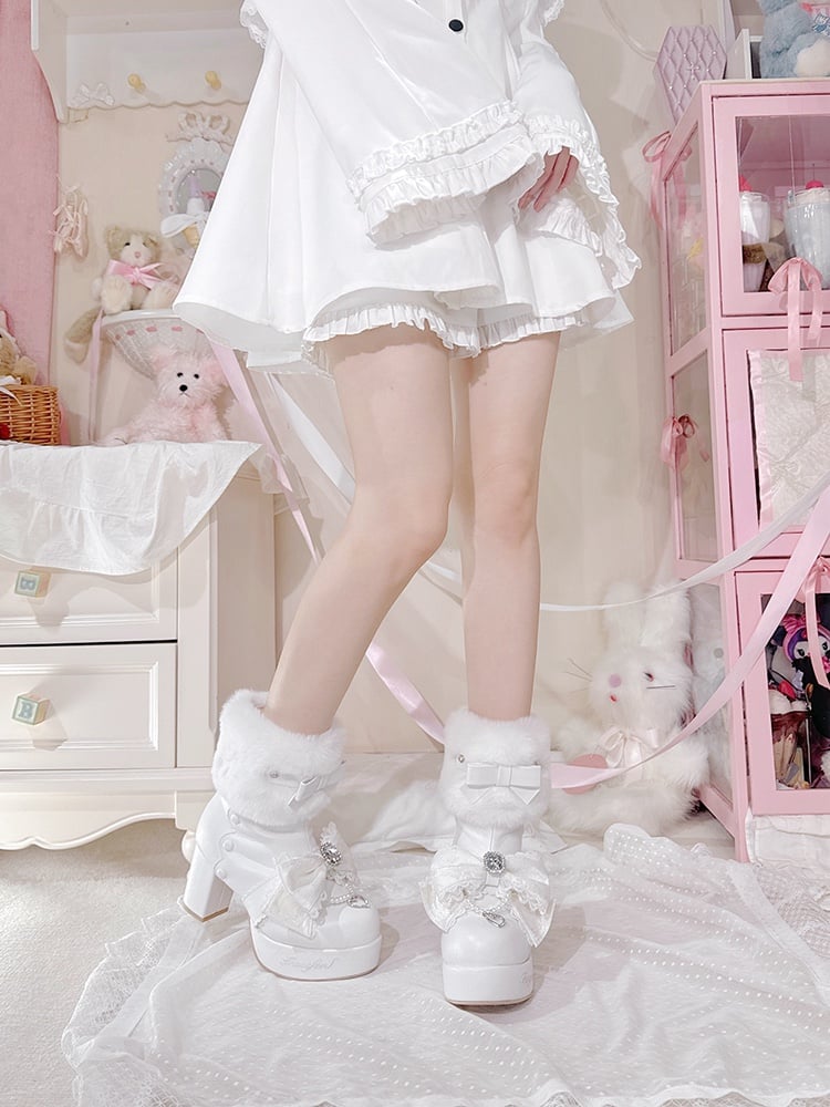 Jirai Kei – Mattweiße Strassschleife oben – Plateau-High-Block-Absätze mit Plüschmanschette und Perlenkette