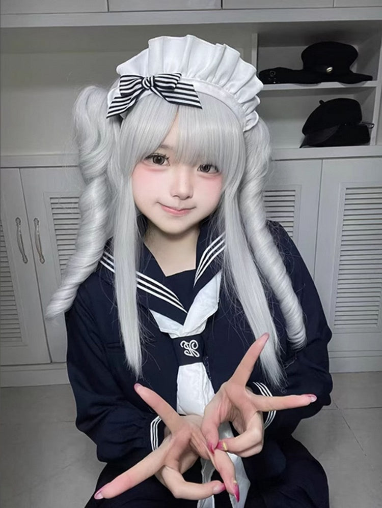 + グレーの爪、前髪付きポニーテール2本、ウェーブのかかった長さのウィッグ、バスト上