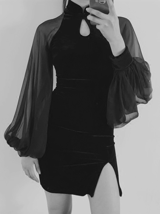 Schwarzes Baggy-Chiffon-Ballon-Cheongsam-Samtkleid mit Schlitz und seitlichen Ärmeln