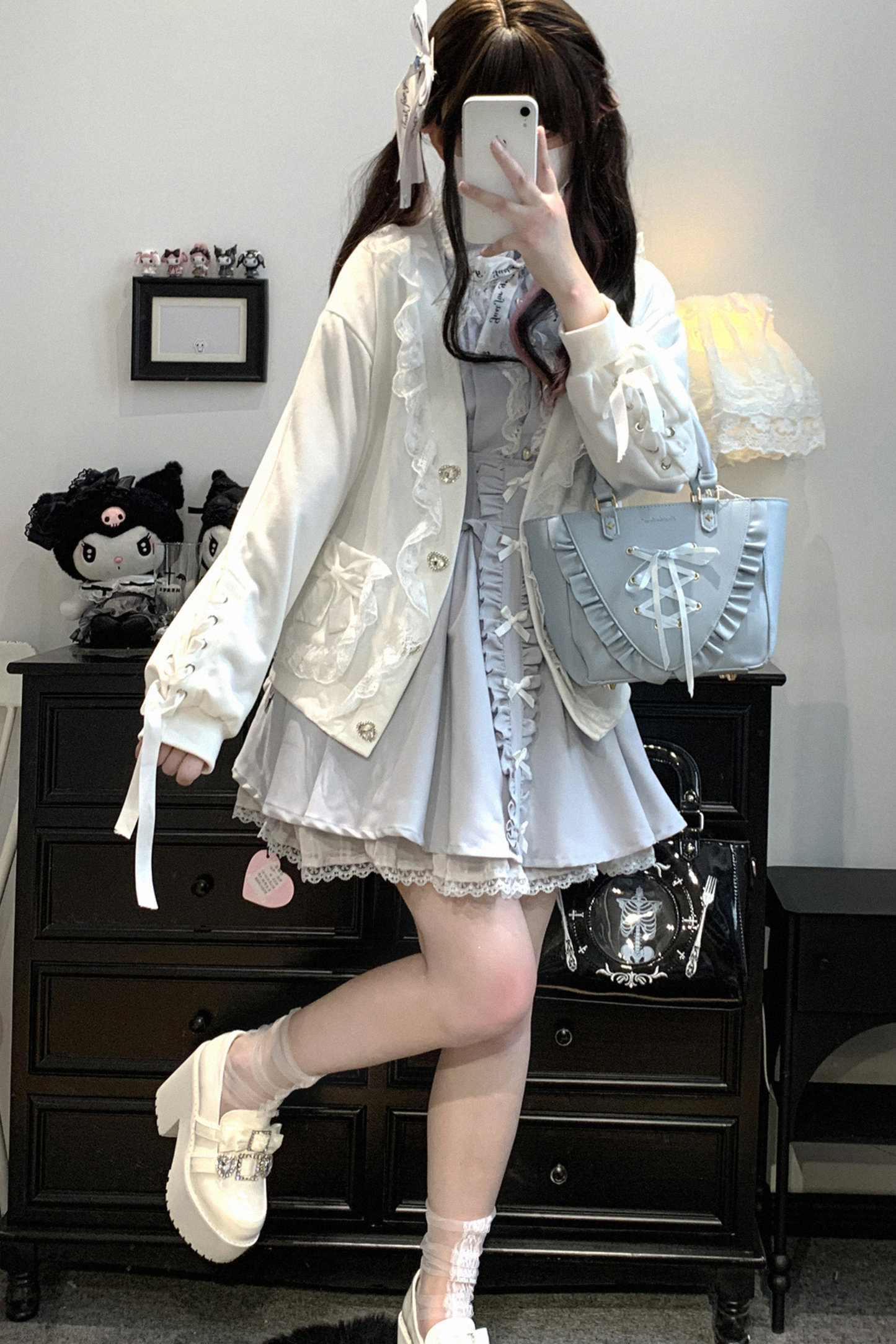 Strickjacke mit Spitzenschleife und losem Band