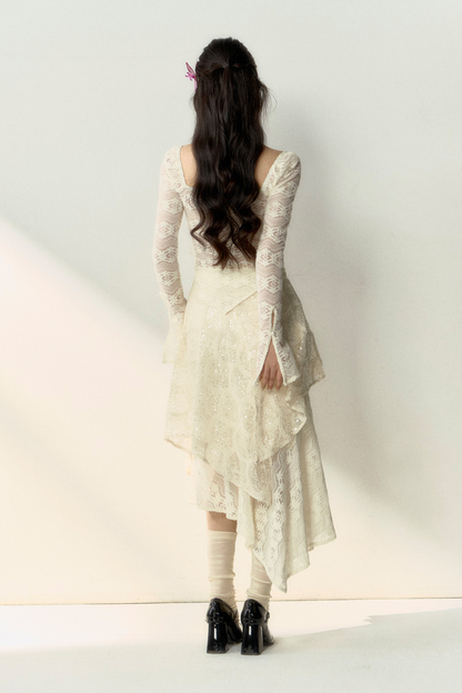 光沢のあるシアートップス＋フレンチアシンメトリースカートレース