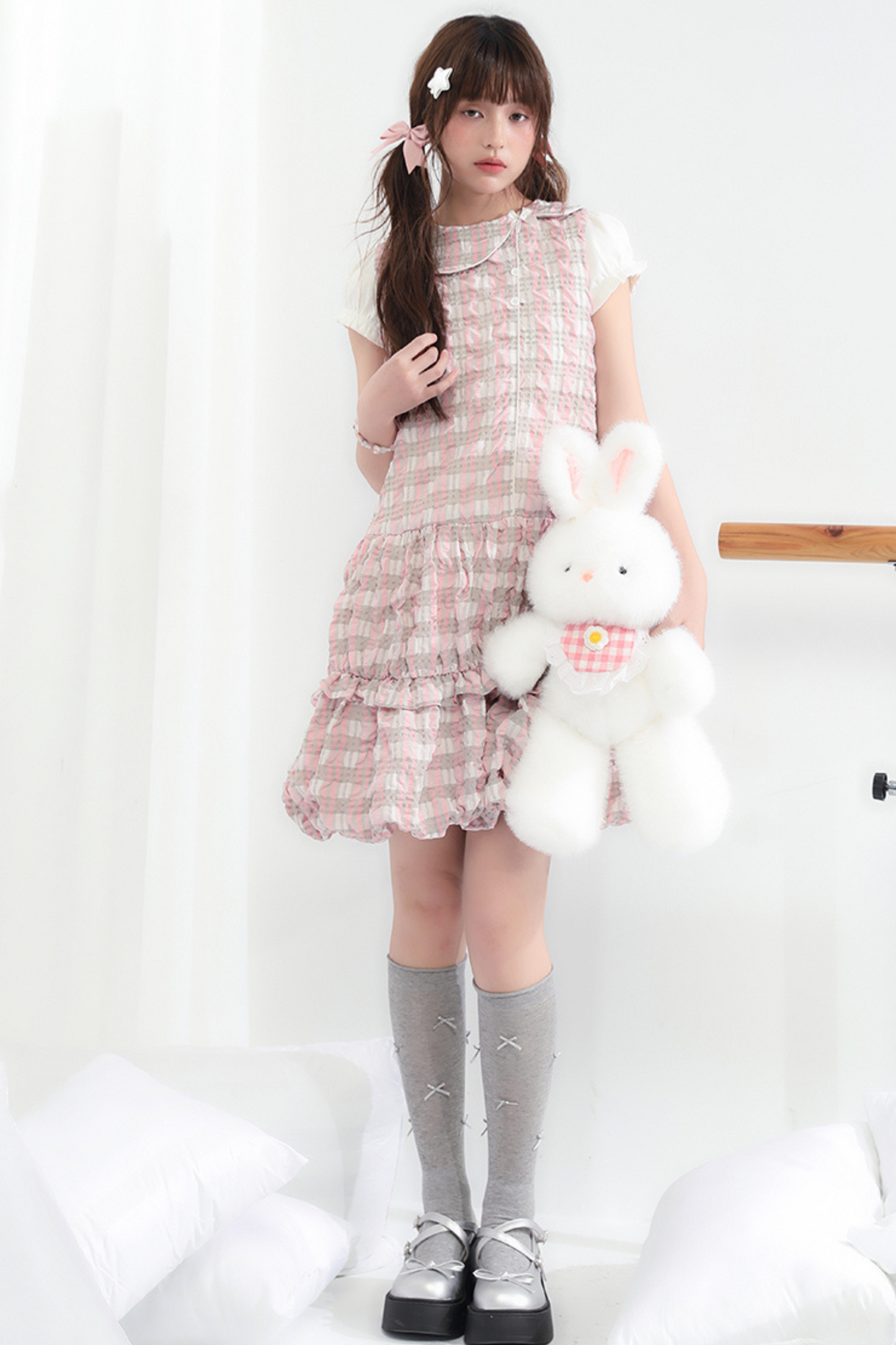 Süßes Kleid mit Rüschen und farbigen Ärmeln