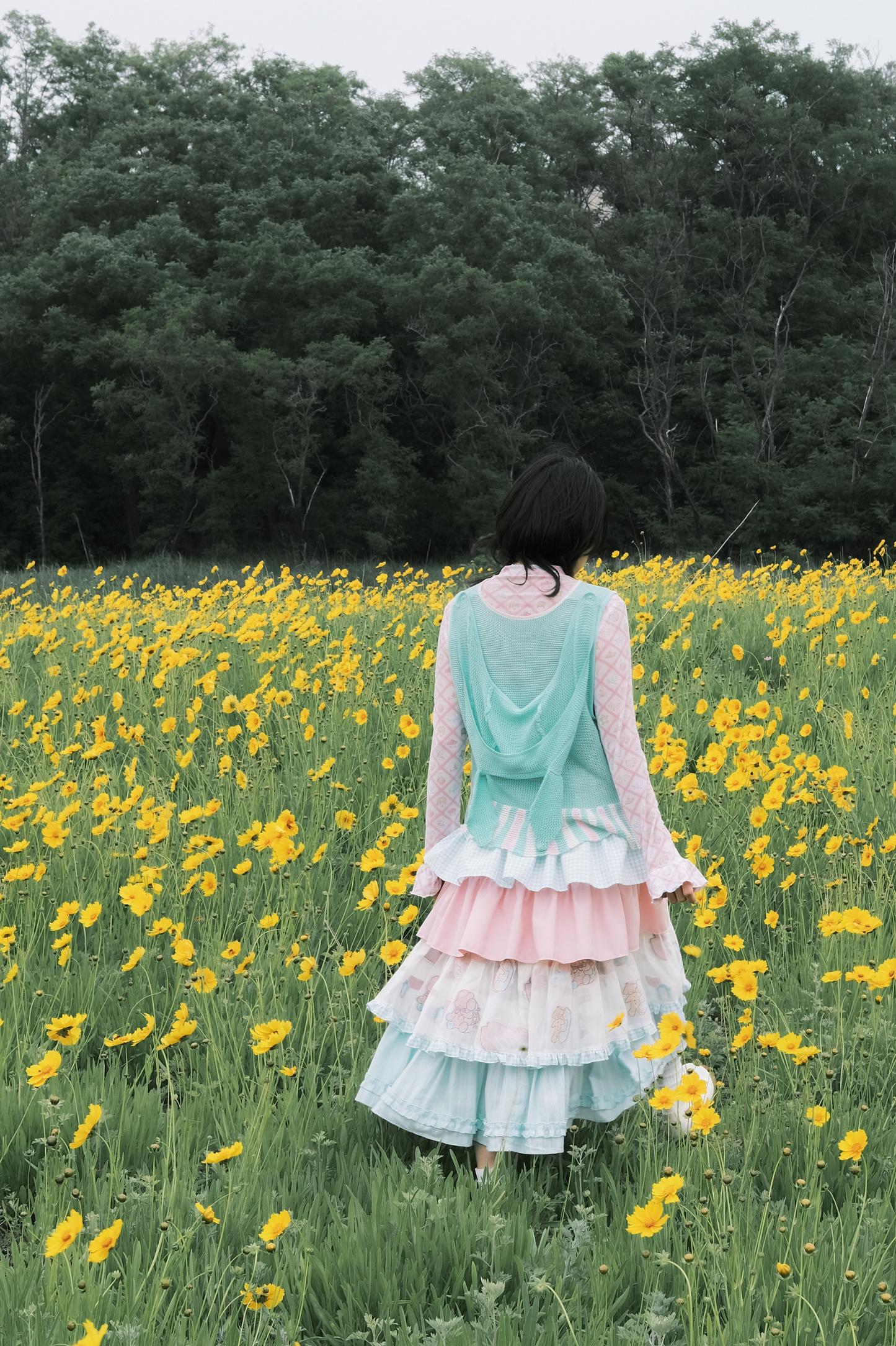 カラフルに揺れるフリルタワースカート