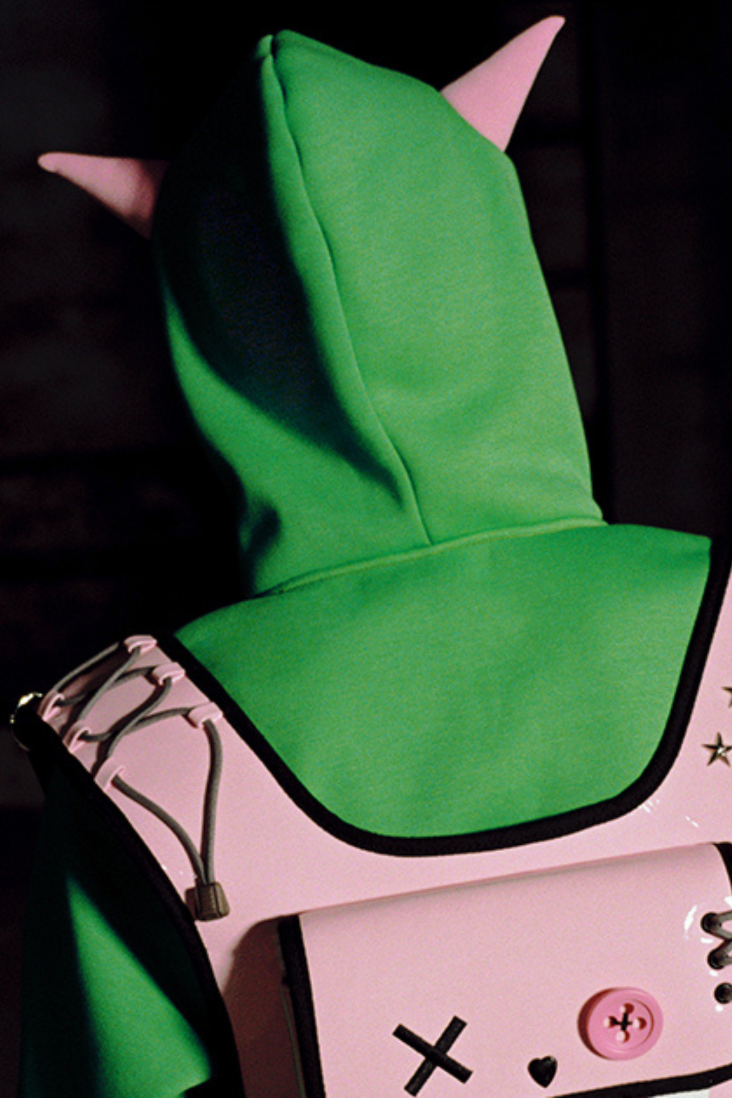 デビルポイントクラックルフード付きショートスウェットシャツ