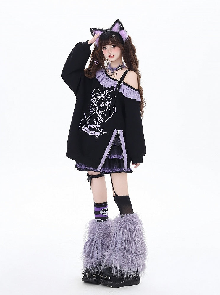 Schwarzes Sweatshirt mit asymmetrischem Ausschnitt, Rüschen, lila Spitzenbesatz und Seitenschlitz