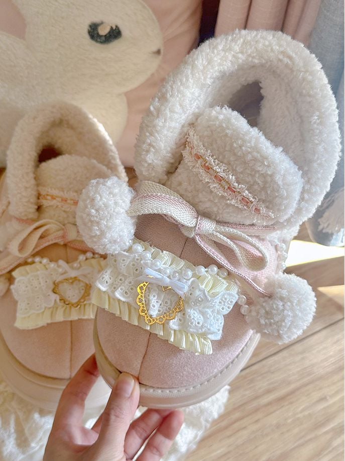 ベージュ＆ピンクのポンポン付きプラッシュプラットフォームUGGブーツ（ビーズチェーン付き）