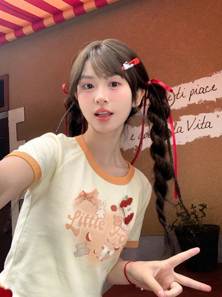 黄色の漫画動物プリントハートカットアウトショートバージョンTシャツ、アップルブローチ付き