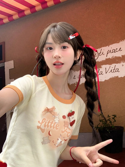 黄色の漫画動物プリントハートカットアウトショートバージョンTシャツ、アップルブローチ付き